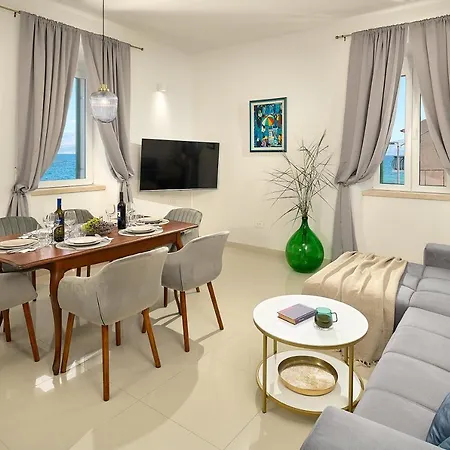 Seafront North House Sutivan